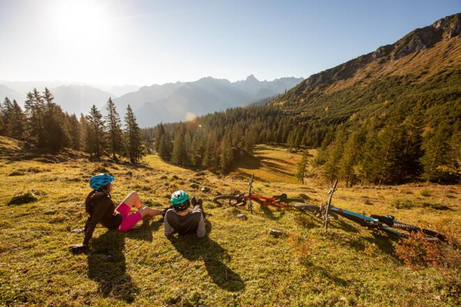 Kurze Pause einlegen bei der MTB-Runde (Symbolbild)
