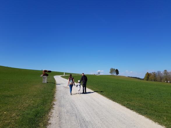 Wasserscheideskulpturenweg mit Wanderer