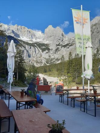 Höllentalangerhütte mit Blick zur Zugspitze