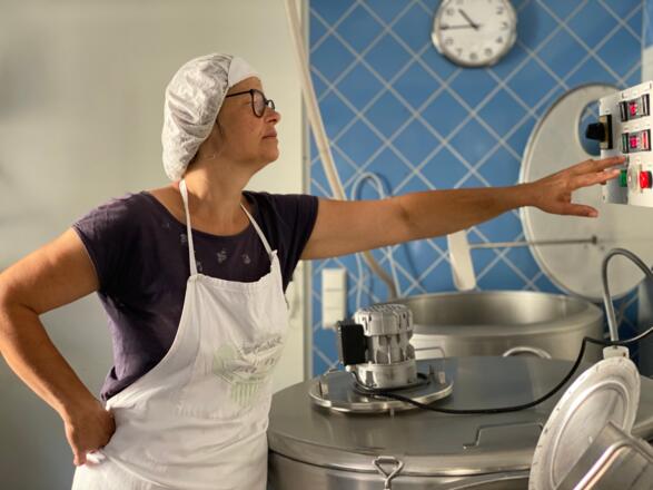 Regina beim Einkäsen