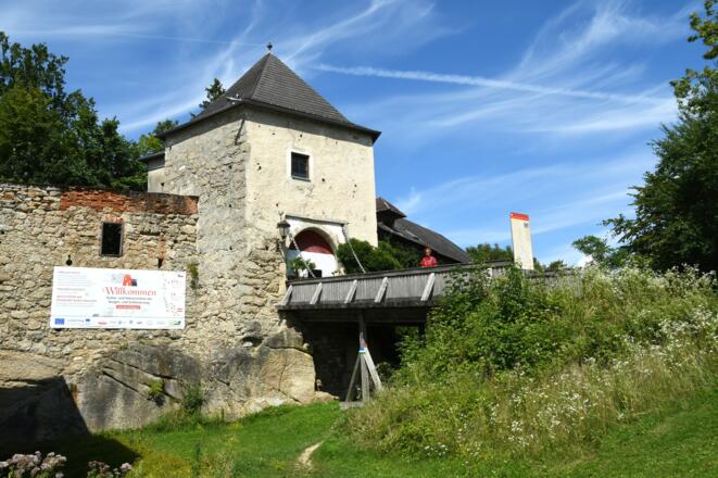 Eingang zur Burg Kreuzen