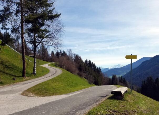 Die überaus sonnige Route folgt abwechselnd einsamen Hofzufahrten, Forstwegen und Waldpfaden.