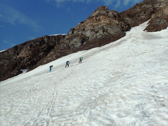 Aufstieg links vom Wasserfall