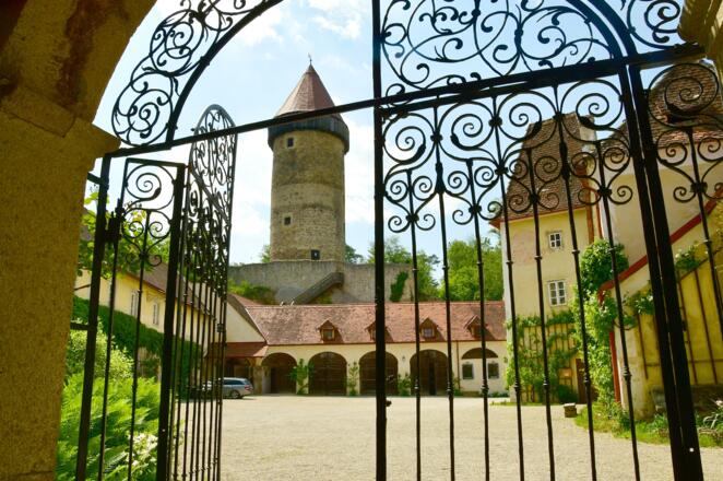 Innenhof der Burg Clam
