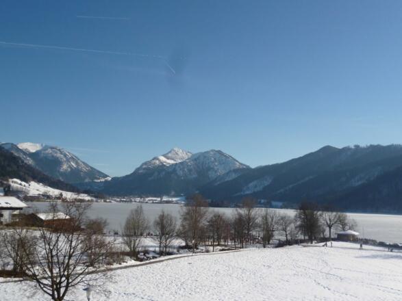 Winteridyll am Schliersee, Aussicht Traumhafte Aussicht von den Ferienwohnungen auf die Seewiese, Bootanlegesteg, Insel und die umliegenden Schlierseer Berge