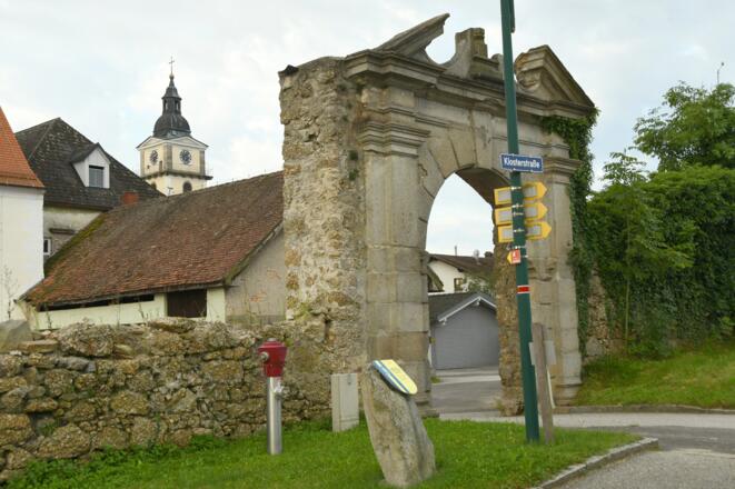 Windhaag bei Perg - ehemalige Klostermauern mit Torbogen