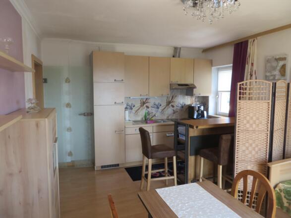 Zimmer mit Küche und Essbereich