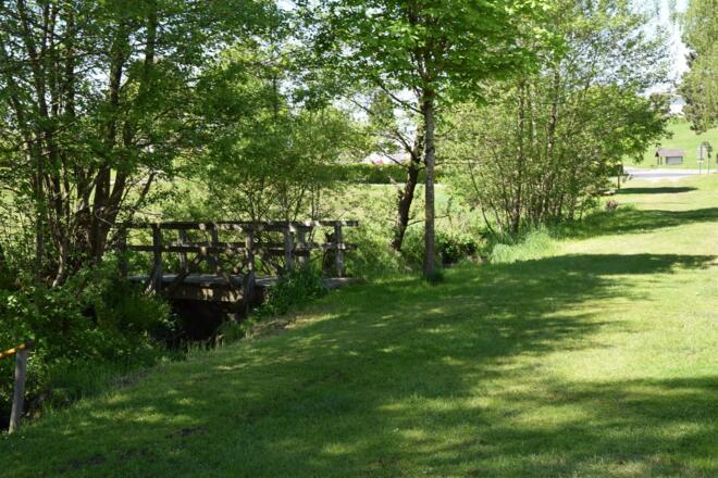 Bach entlang des Campingplatzes