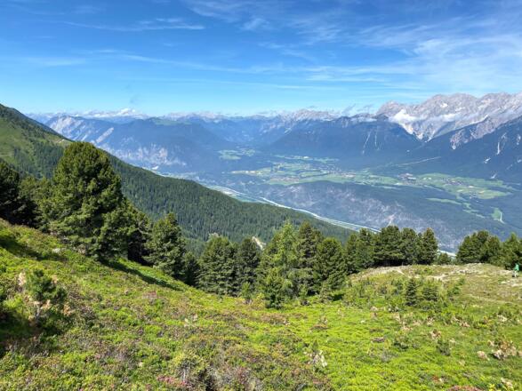 Die Blicke schweifen weit ins Tiroler Oberland über das Mieminger Gebirge und sogar bis zu den Lechtaler Alpen.