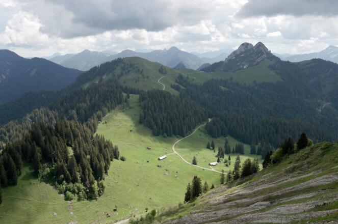 Gipfelblick vom Schönberg über die Ampertalalm zu Hochplatte und Roß- und Buchstein