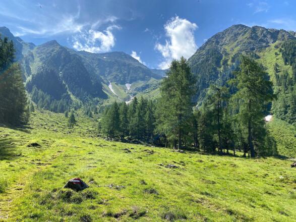 Angenehm führt der Anstieg über einen gut sichtbaren Steig in den Talkessel hinein.