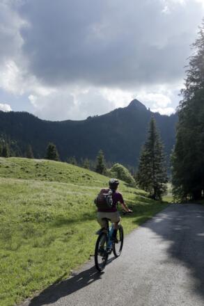 Mountainbikeauffahrt bei der Röhrelmooskapelle, hinten der Buchstein