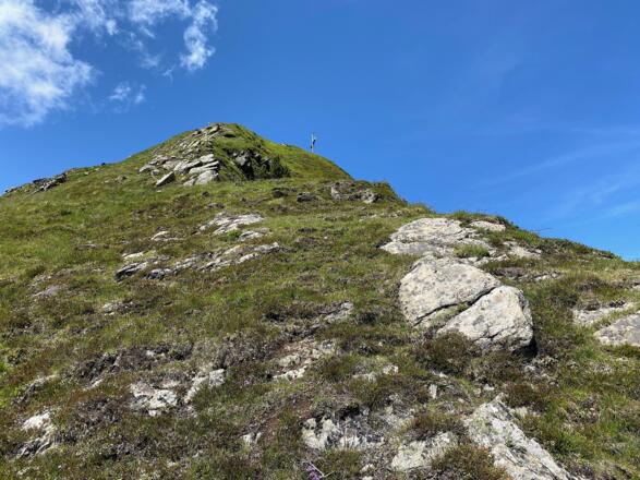 Die Bergwanderung kann als Rundtour ausgebaut werden, indem man über den Nordosthang absteigt.
