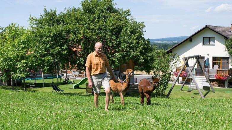 Hausansicht mit Garten