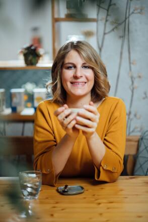 junge-frau-mit-kaffeetasse-tourismushausruckwald-karinlohberger.jpg