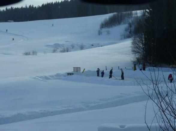Neben an kann man Eisstockschissen, Eislaufen,...