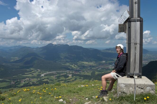 Rastplatz beim Schönbergkreuz, unten der Isarwinkel