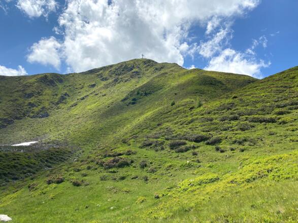 Zuletzt wandert man unter den grasbewachsenen Nordhängen des Sonnkarköpfls zurück zum Ausgangspunkt.