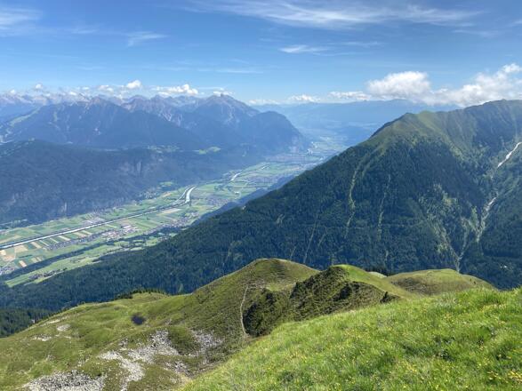 Der Blick schweift hinüber zum Karwendel und hinunter bis nach Innsbruck.