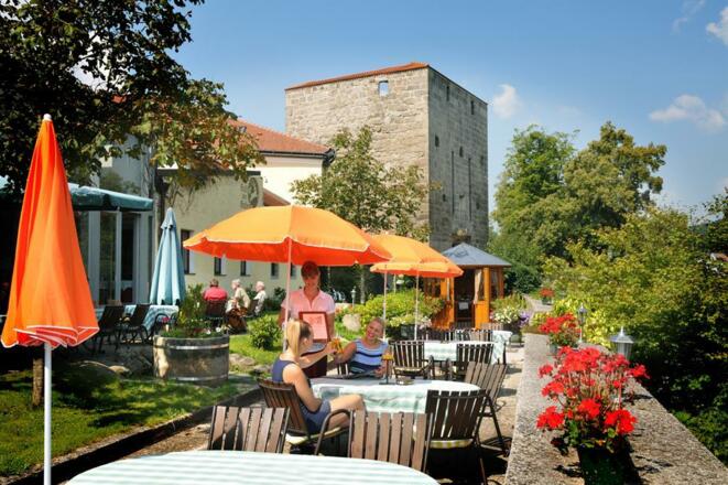 Innenhof mit Leiterwagen
