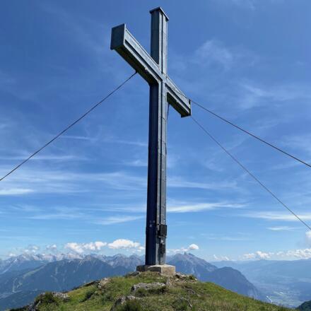 Ein großes Gipfelkreuz ziert das Haupt des Sonnkarköpfls.