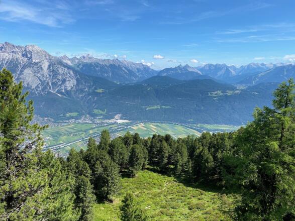 Zirbenbäume säumen den Weg und dabei genießt man immer wieder schöne Blicke bis ins Inntal.