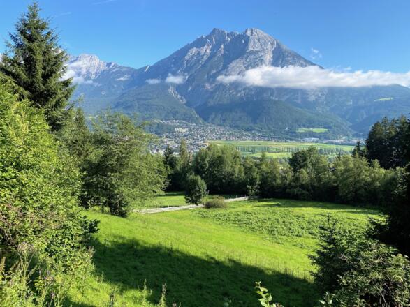 Mit Blick auf die Hohe Munde, geht es mit dem Bike gleich nach Pfaffenhofen ins Grüne.