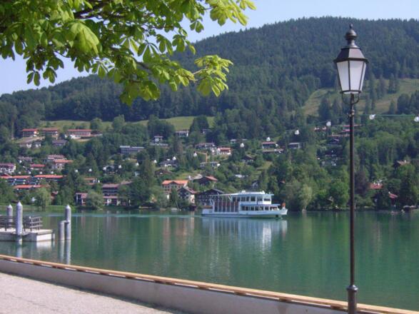 Die Seepromenade in Rottach-Egern lädt zum Verweilen ein.