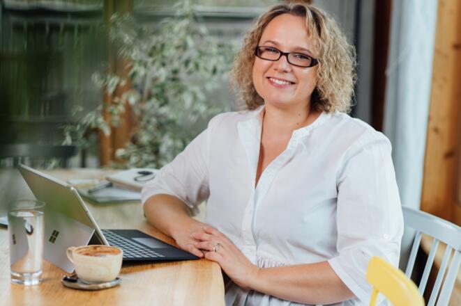 frau-bei-der-arbeit-mit-kaffeetasse-tourismushausruckwald-karinlohberger.jpg