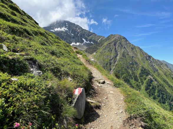 Immer im Blickfeld der mächtige fast 2.800 m hohe Hocheder.