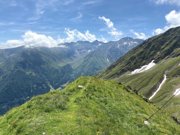 Blick vom Gipfel ins Flaurlinger Tal mit Peiderspitze (l.) und Haggener Seejoch.