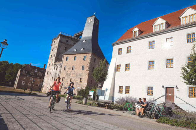 radler-vor-dem-borlachturm_etappe-7_c_vincent_graetsch