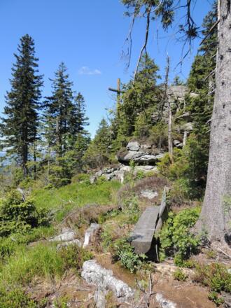 Rastplatz am Fusse des Felsens mit weitem Ausblick