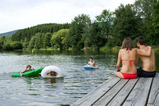 Wasserrutsche und Trampolin