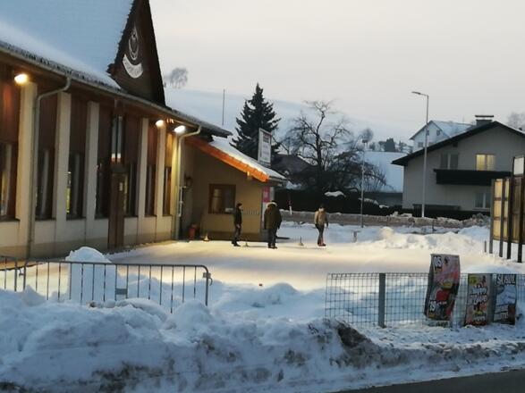 Eisbahn neben der Asphaltstockhalle