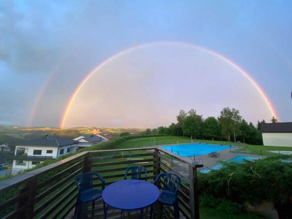 Freibad mit Regenbogen