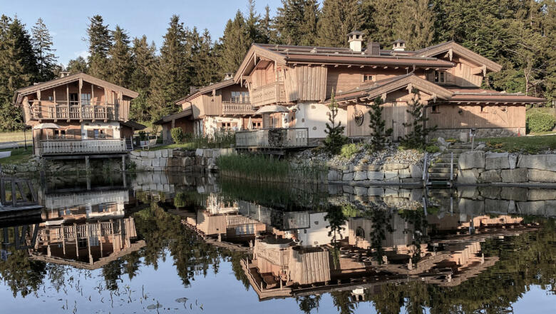 INNs HOLZ Chaletdorf | Indoorpool mit Blick von Waldblick-Panoramalounge auf den INNs HOLZ See und das Chaletdorf