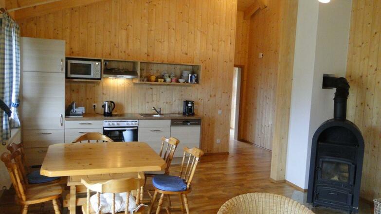 Küchenzeile mit Esstisch