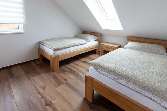 Schlafzimmer mit zwei Betten in der Mansarde