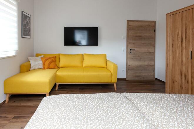 Gemütliche Caoch im Schlafzimmer