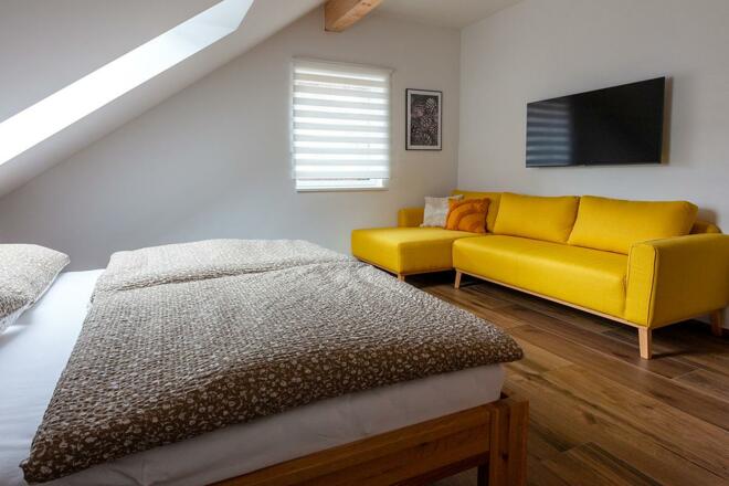 Schlafzimmer mit TV in der Mansarde