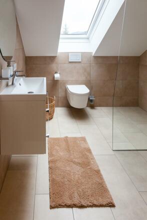 Badezimmer mit Dusche in der Mansarde