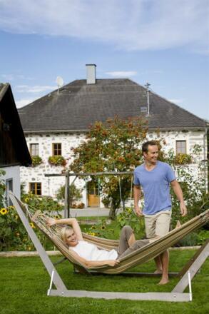 gemütliches Sitzen beim Gartenhaus