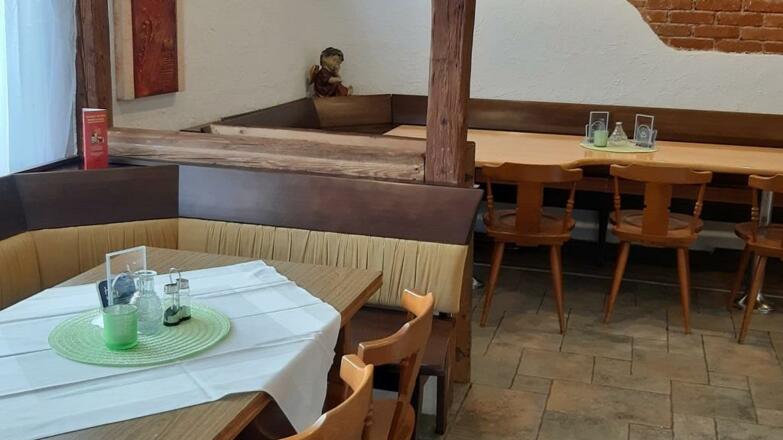 Gaststube mit Uhren