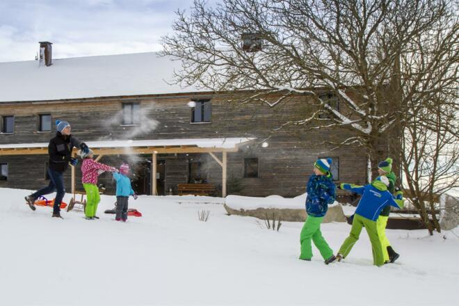 Hausansicht im Winter, Zufahrt, Parkplätze