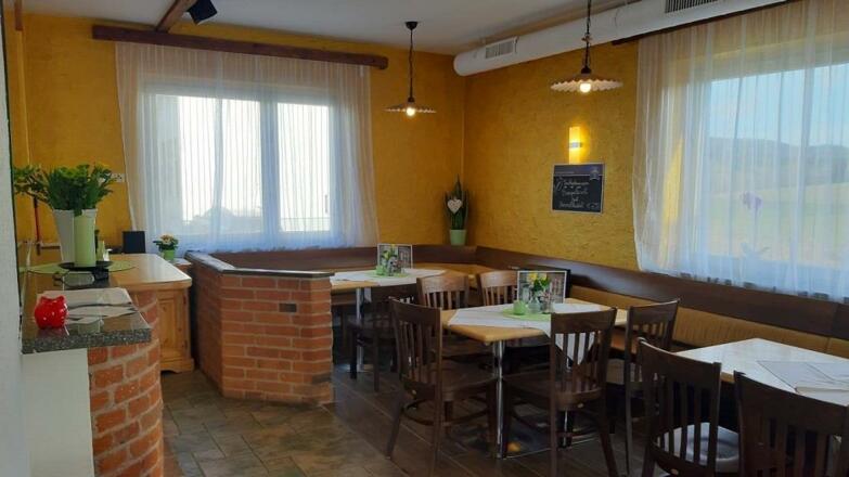Gststube mit langem Tisch