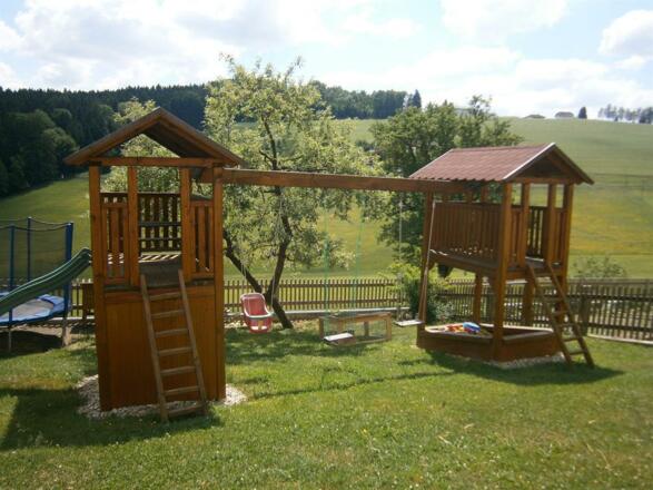 Hausansicht im Sommer