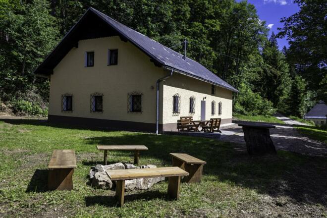 Außenansicht mit Lagerfeuerplatz