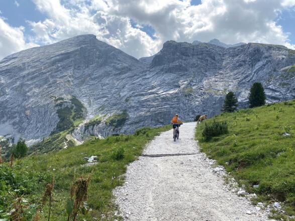 Der letzte Abschnitt führt nochmals im Antlitz der Felsfluchten des Wettersteingebirges steil hinauf zum Schachen.