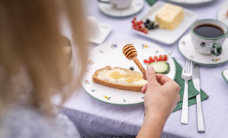 Frühstück mit Honig-Butterbrot - Symbolbild